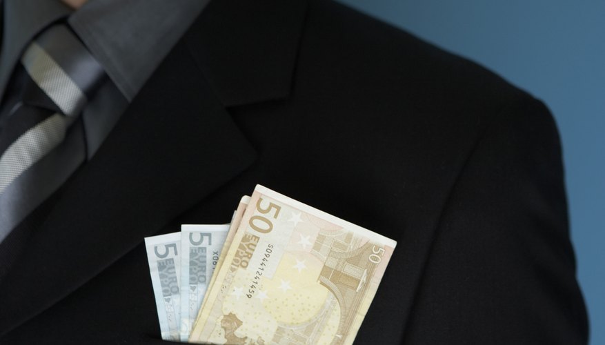 Las entradas de efectivo son los montos de dinero que recibe una persona, tales como salarios o inversiones.