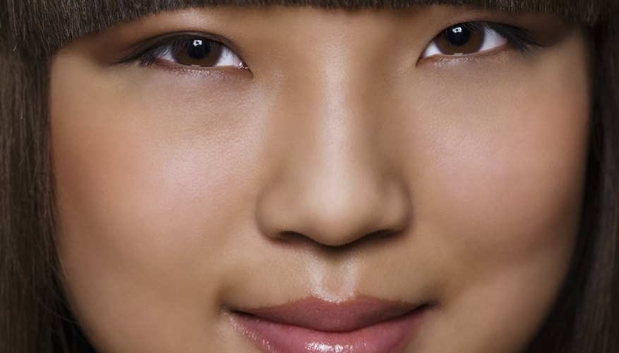 Wake up to voluminous and smooth bangs by setting them overnight.