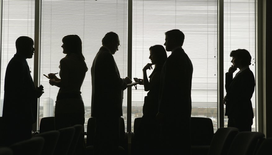 Si es apropiado, distínguete de los candidatos externos mediante la negociación de un nombramiento por cooptación o un rol activo para el trabajo que deseas.