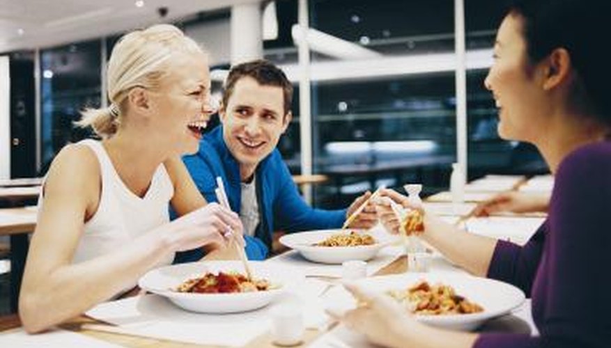 Los restaurantes incurren en diferentes tipos de gastos de nómina.