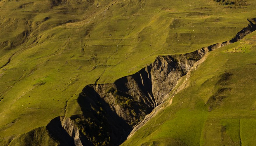 What landforms are formed at a transform boundary sciencing