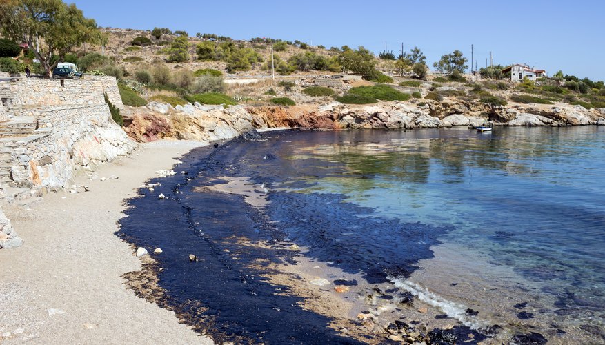 how-does-an-oil-spill-affect-the-environment-sciencing