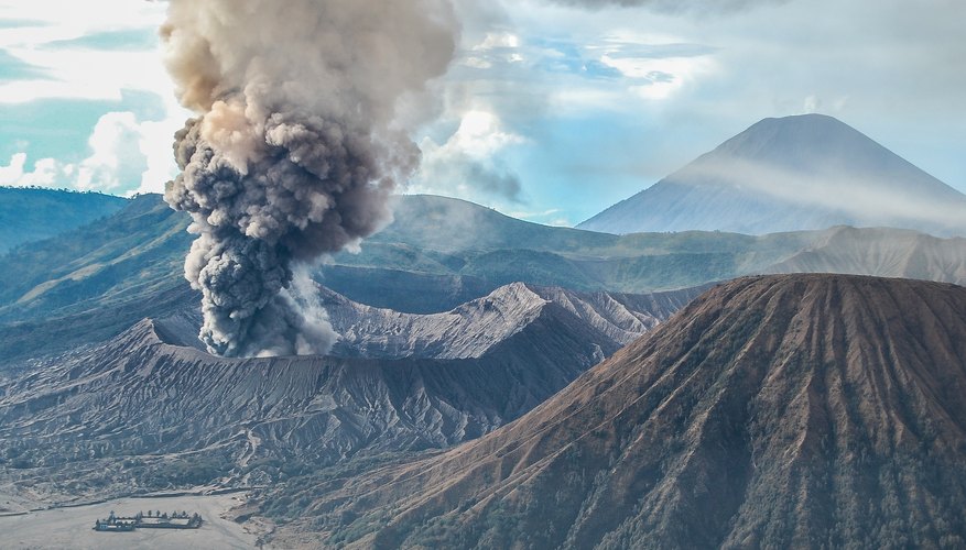 Stages of a Volcano Eruption | Sciencing