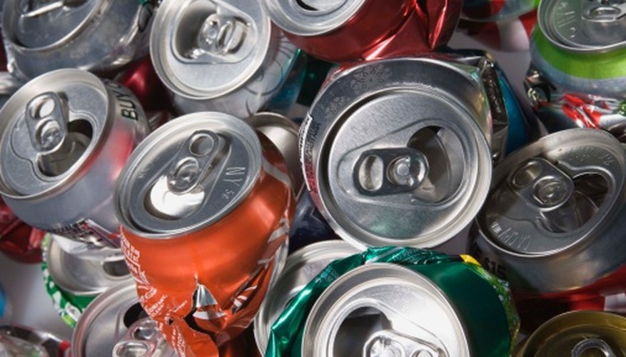 En algunos estados se aplica un valor en efectivo a cada lata o botella que se recoja para reciclar industrialmente.