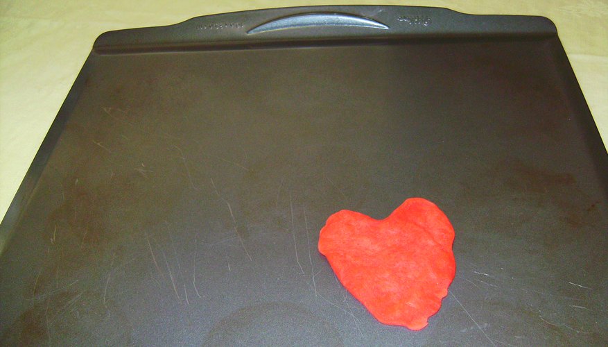 Corazón de masa Play-Doh al horno.