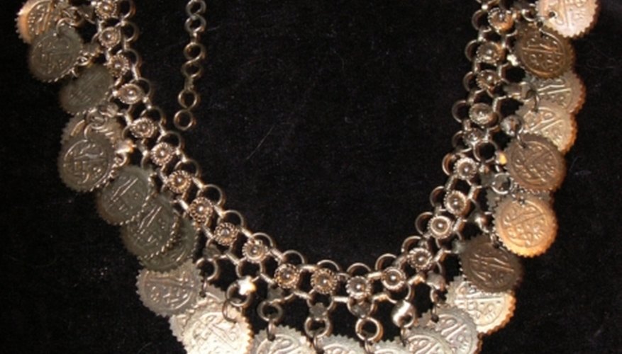 Simplemente abre el broche y desliza la cadena a través de los orificios en tu exhibidor de joyas hecho de cartón.