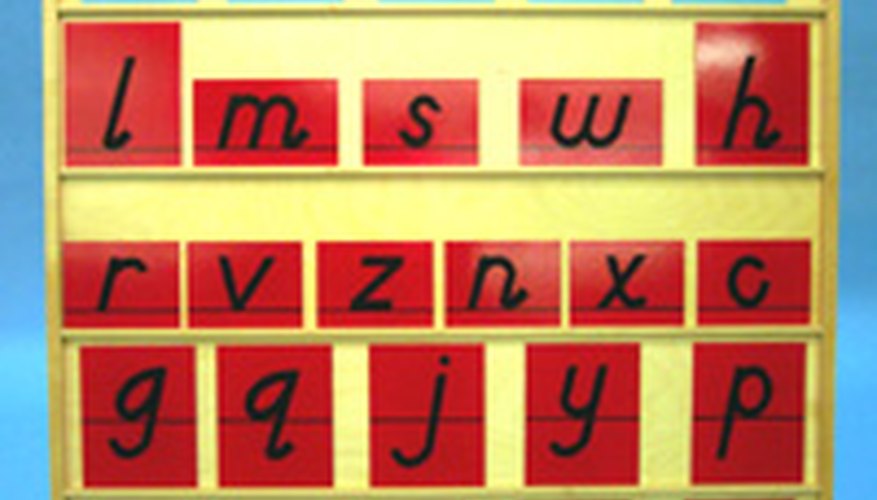Un juego de letras de papel de lija Montessori (las letras mayúsculas se enseñan después).