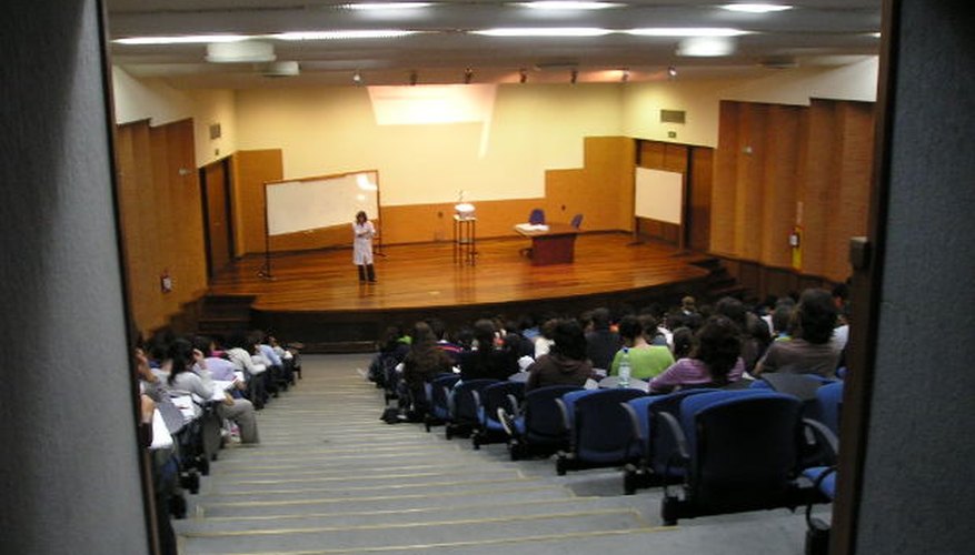 El entrenamiento en atención al cliente se realiza en grupos grandes.