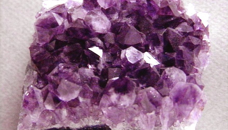 Las amatistas naturales son formaciones de cristales que luego son cortadas y pulidas para hacer gemas de calidad para joyería.