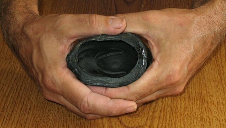 Los moldes de goma son úiles para fundir copias de adornos pequeños.