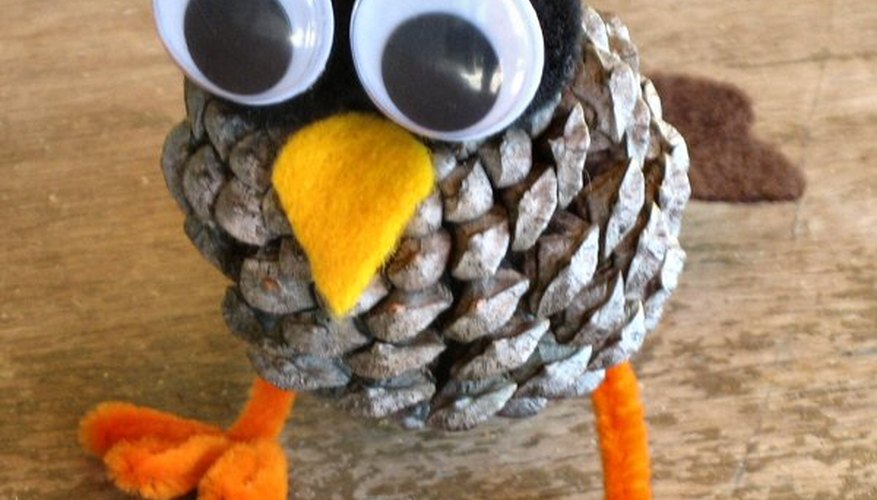 Haz un búho con una piña.