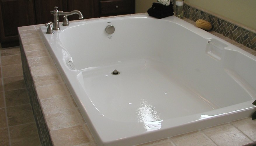 Mantén el baño limpio con limpiadores antibacterianos caseros.