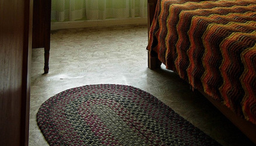 Una alfombra de tela tejida añade un encanto especial a cualquier habitación.
