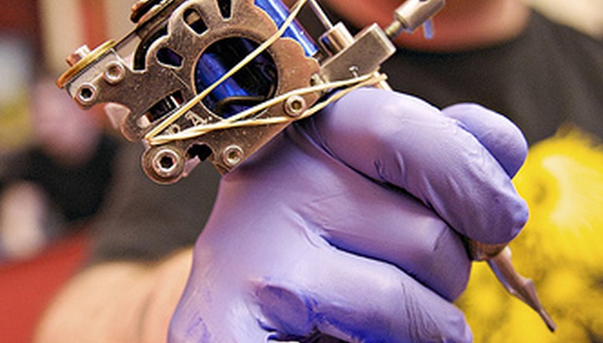 La esterilización adecuada del equipo de tatuaje es de crucial importancia.