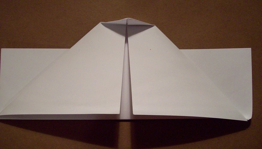 Haz una cofia de enfermera de papel blanco y rígido.
