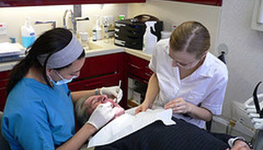 Después de que el paciente salga de la habitación, es el trabajo del asistente dental limpiar la sala de examen y esterilizar los instrumentos.