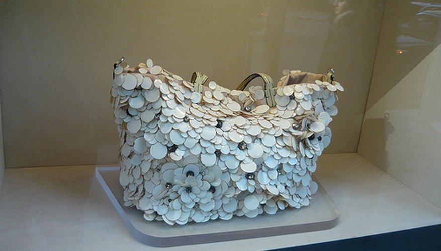Con cientos de telas, texturas y herramientas para elegir, hacer un bolso para ti puede ser algo fácil.