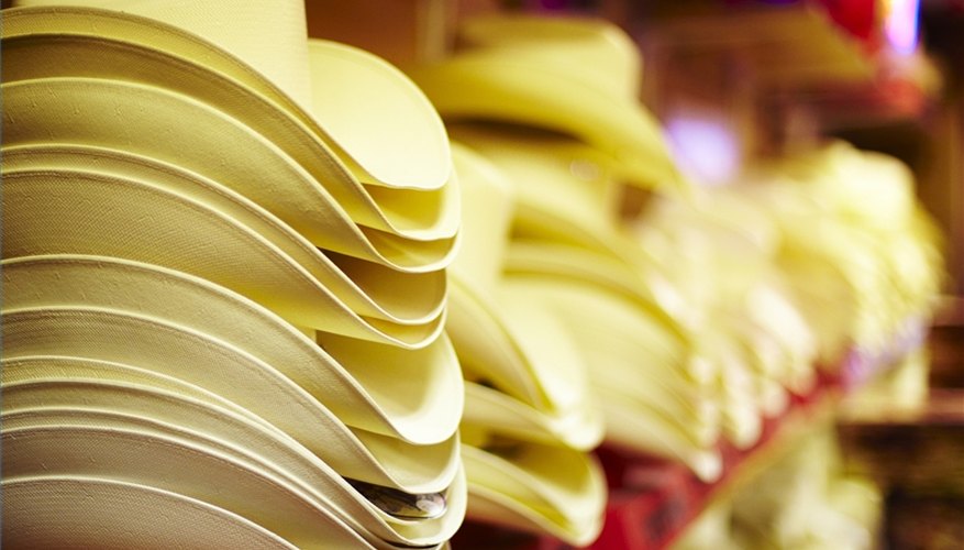 Exhibir mercancía en una tienda de ropa