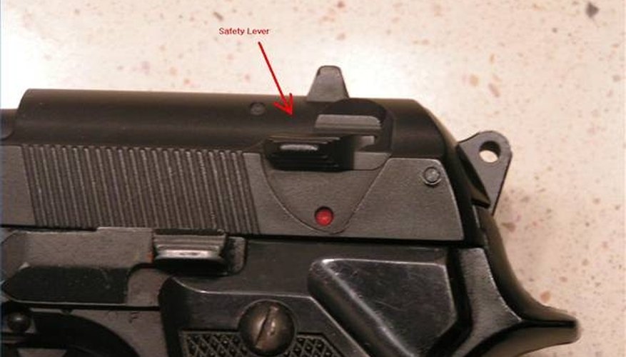 How to Shoot a Beretta 9mm Pistol