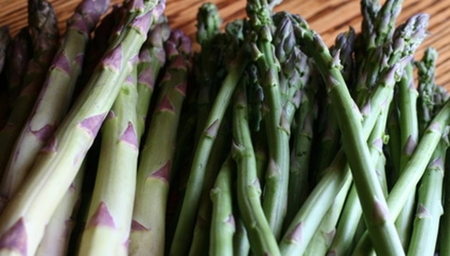 Photo Credit: asparagus image by cherie from <a href='http://www.fotolia.com'>Fotolia.com</a> How does Asparagus Make Urine Smell?
