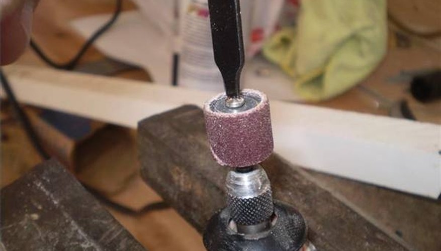 Changing a sanding band. Changing a sanding band.