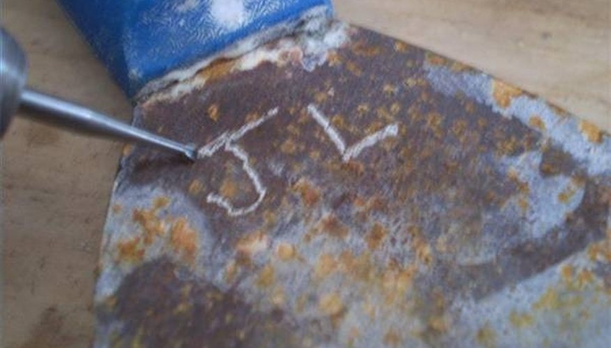 Keep the workpiece flat on a table during engraving. Keep the workpiece flat on a table during engraving.