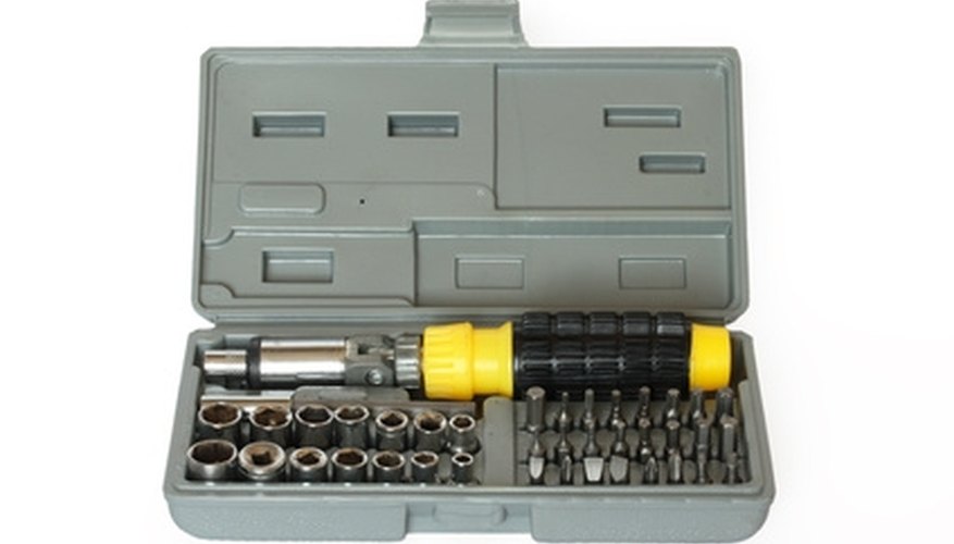 Remove the slat by unscrewing the screws from the brackets. Remove the slat by unscrewing the screws from the brackets.
