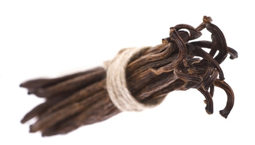 Vanilla and lavender mix well to create a sultry fragrance. Vanilla and lavender mix well to create a sultry fragrance.