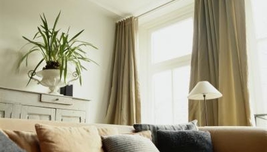 Curtains can be hung with materials that cost almost nothing. Curtains can be hung with materials that cost almost nothing.