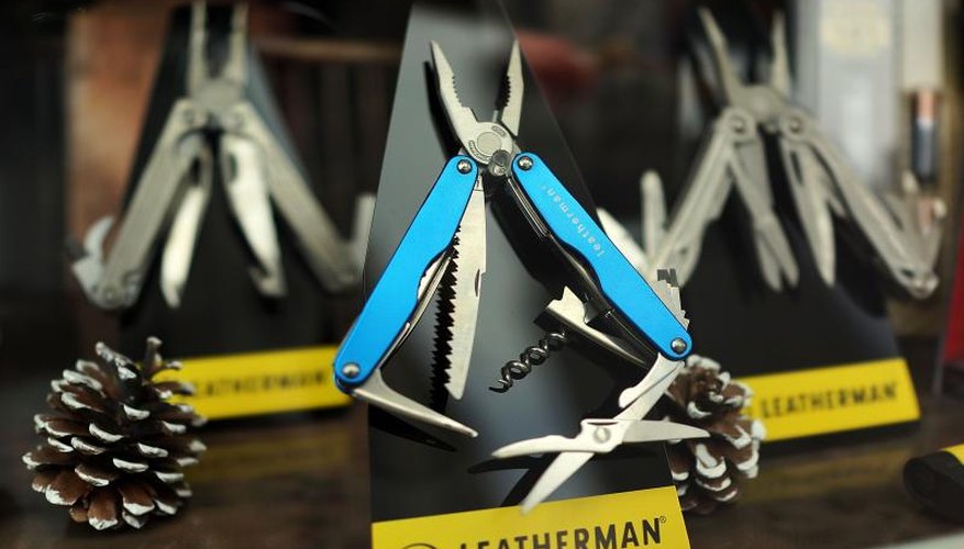 How to Close a Leatherman Knife