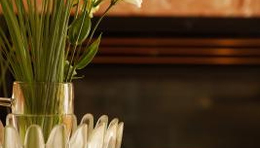 Modern flower arrangements are influenced by Asian flower arranging. Modern flower arrangements are influenced by Asian flower arranging.