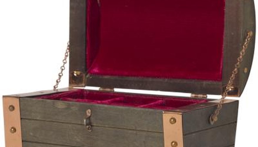 Take a cue from velvet lined jewelry boxes to create a nesting spot for breakable valuables. Take a cue from velvet lined jewelry boxes to create a nesting spot for breakable valuables.