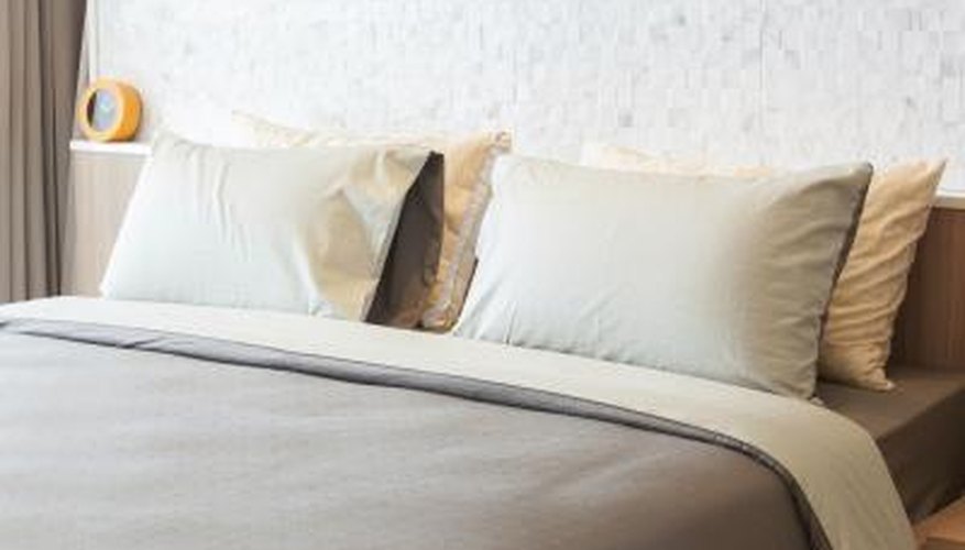 Choose a bedspread that reaches the floor to avoid the need for a bedspread. Choose a bedspread that reaches the floor to avoid the need for a bedspread.