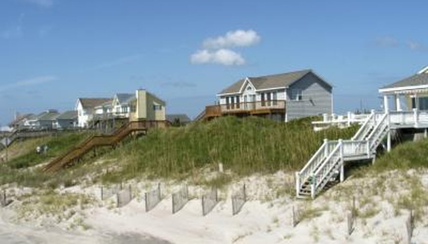 Hampton's beach style has little to do with chandeliers -- unless they're made from driftwood. Hampton's beach style has little to do with chandeliers -- unless they're made from driftwood.