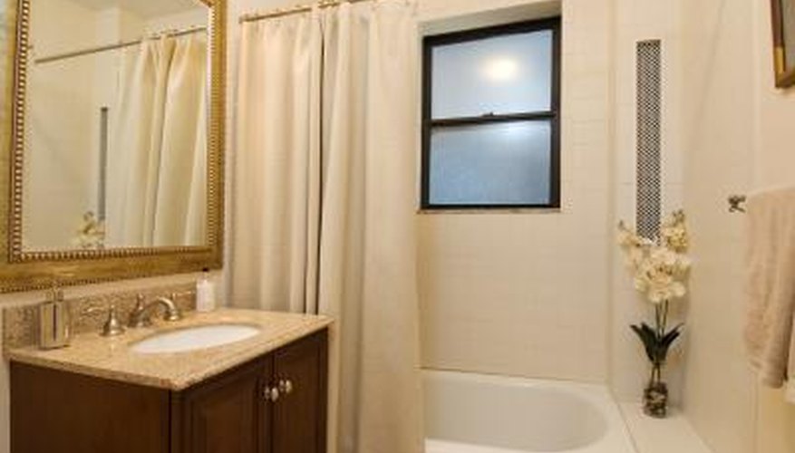 Plain metal rod with shower curtain rings. Plain metal rod with shower curtain rings.