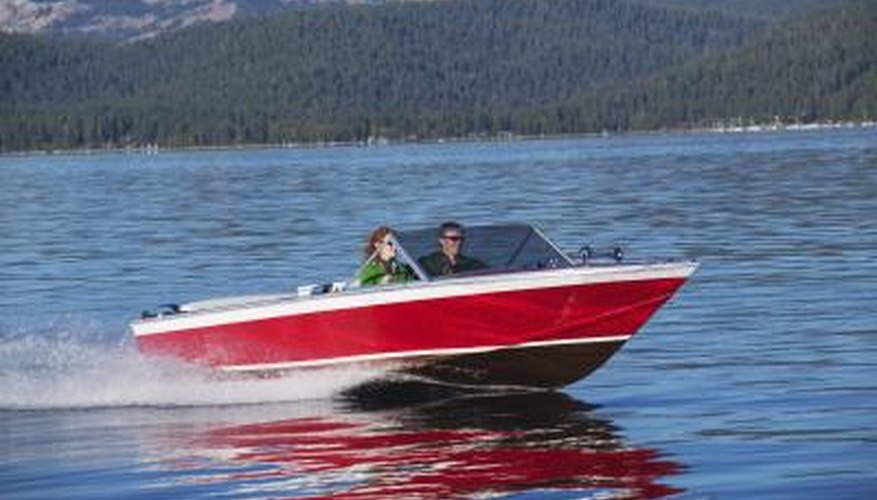 How to Remove Old Wax From a Boat