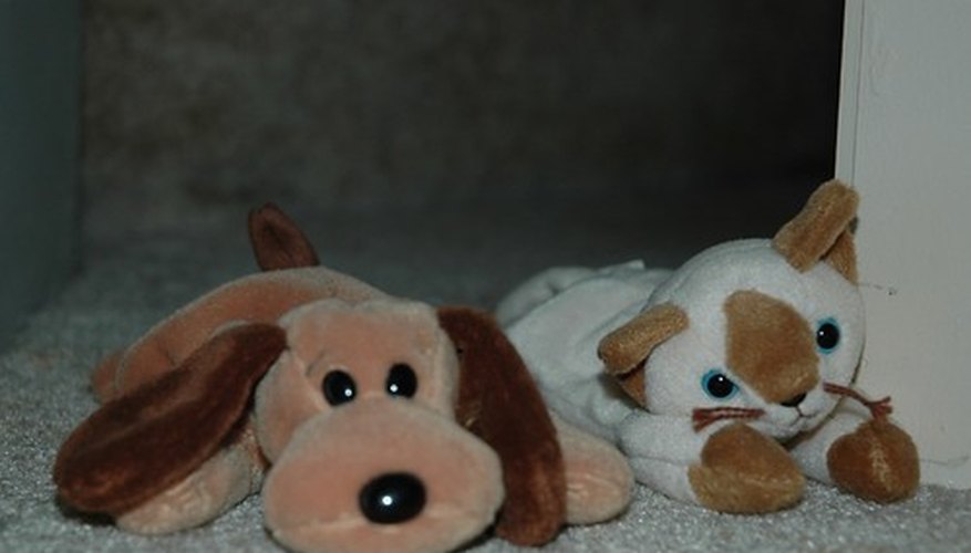 Beanie Babies are made from synthetic plush with polyester fiberfill stuffing. Beanie Babies are made from synthetic plush with polyester fiberfill stuffing.
