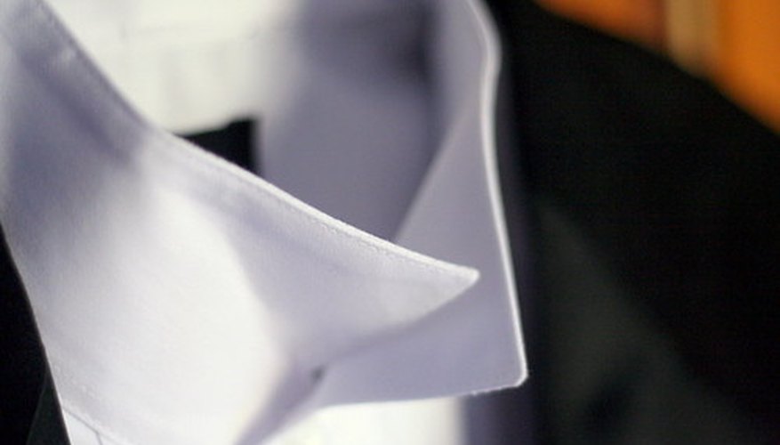 Camisa planchada de vestir blanca para hombre.