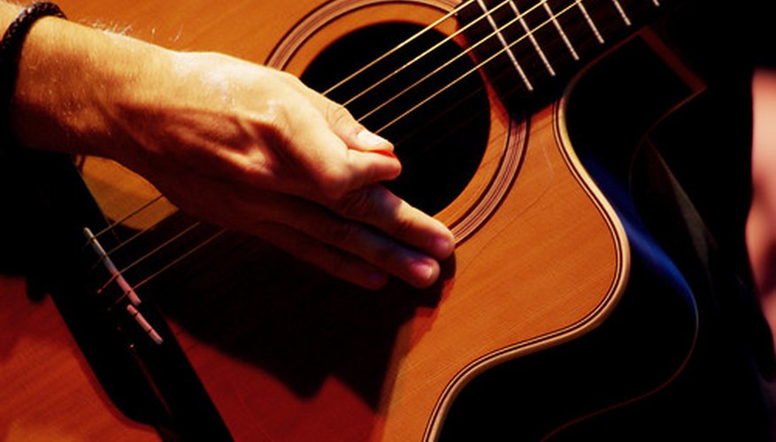 Guitarra con cuerdas de metal.