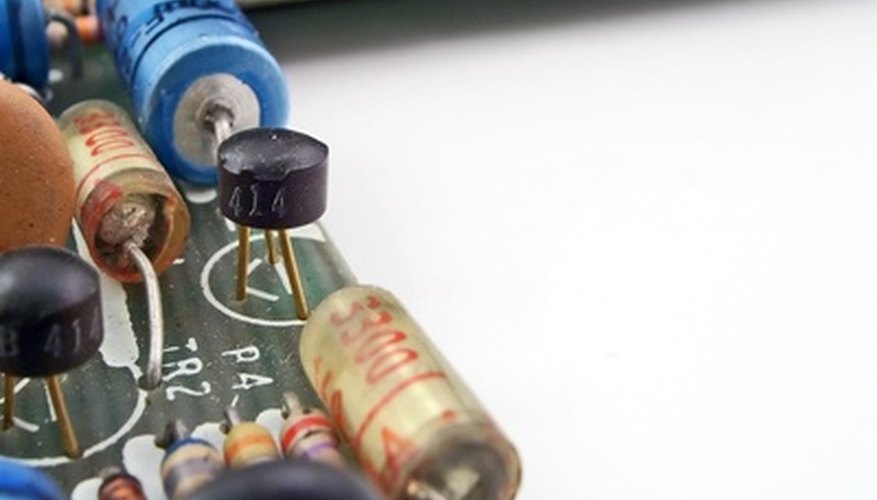Los transistores MOSFET tienen un desempeño mejor en los circuitos que los BJT.
