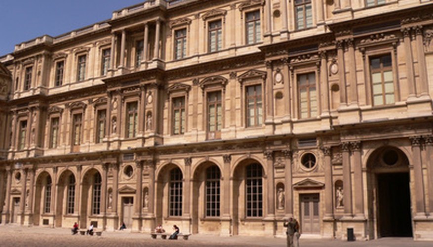Haz una visita virtual al Louvre en línea.