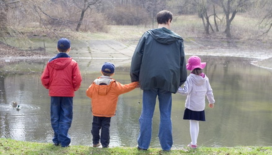 Un padre de paseo con sus hijos.