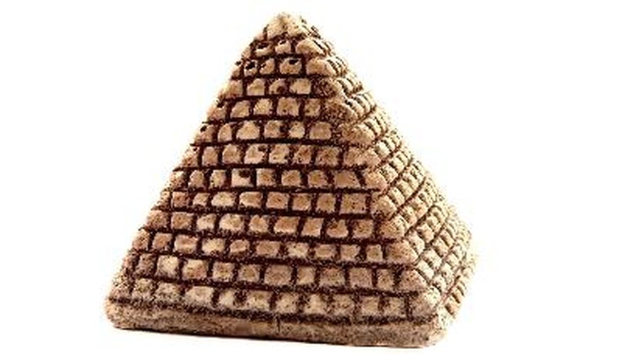 La pirámide triangular es diferente de la pirámide cuadrangular ya que tiene un triángulo como base.