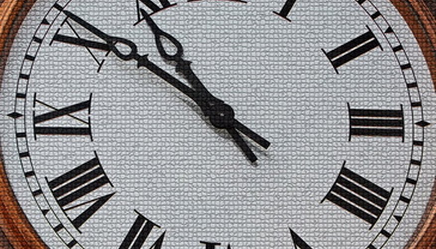 Los relojes de pared de cuarzo con movimientos utilizan una batería para operar las agujas y mantener el tiempo.