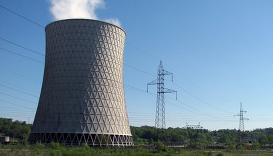 Las torres de refrigeración se utilizan para extraer calor del refrigerante que circula por el reactor.