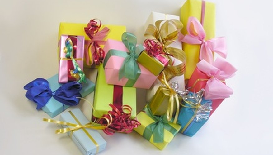 Hay varios regalos tradicionales de los cuales puedes elegir para regalar en un bautismo.