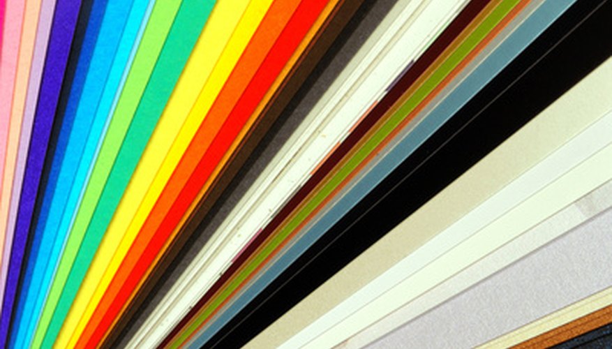 Usa una variedad de papel para hacer tu árbol colorido.