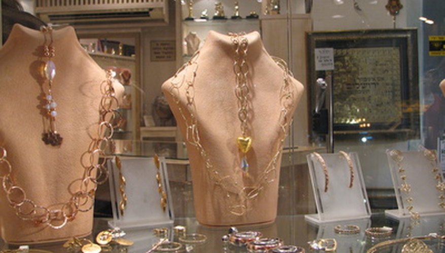 Crear una empresa de fabricación de joyas puede ser divertido y lucrativo.
