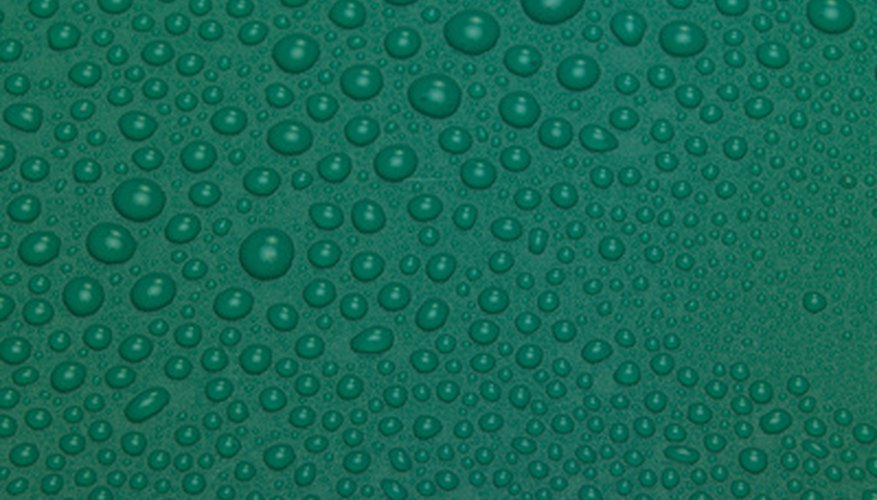 Las gotas de agua siempre son del color de la superficie sobre la que se encuentran.