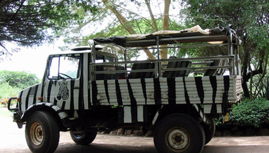 Juega a que viajas a lugares remoto disfrazado con accesorios de safari.